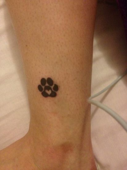 Pieni koiran tassunjäljen tatuointisuunnittelu