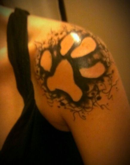 Kaiverrettu muotoinen koiran tatuointisuunnittelu