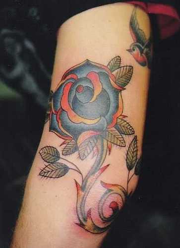 Τατουάζ λουλουδιών στον αγκώνα