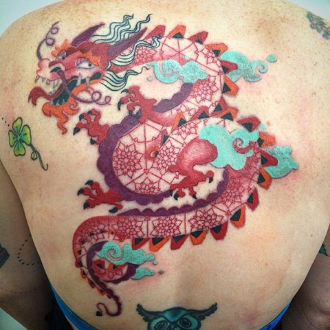 Lohikäärme vaaleanpunaisessa tatuoinnissa