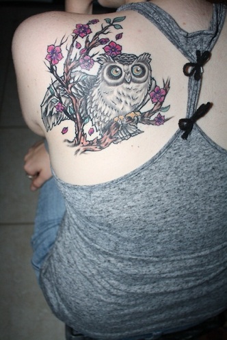 Vaaleanpunainen ja musta pöllö -tyylinen tatuointi