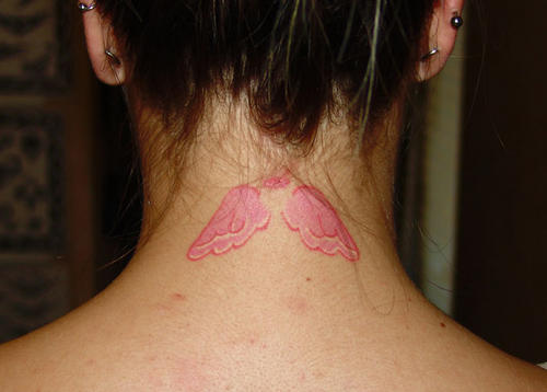 Kaulan erityinen vaaleanpunainen tatuointi