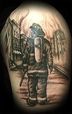 Palomiehen yhtenäinen tatuointi