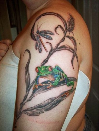 Χλόη με σχέδιο τατουάζ βάτραχου