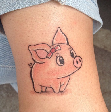 Θηλυκό γουρούνι στο τατουάζ
