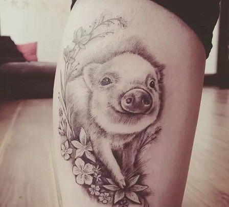Onnellinen hymiö Pig Tattoo
