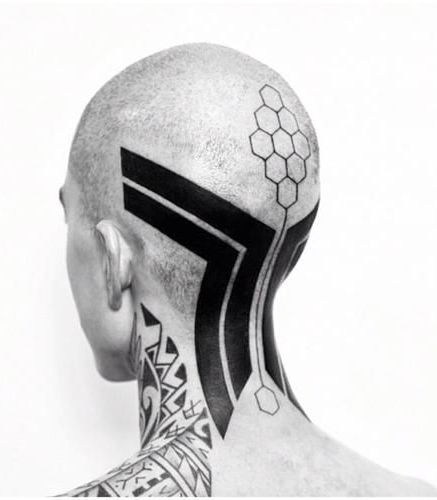 Maori ja geometrinen muotoinen hiusten tatuointi