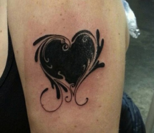 Μαύρο σχέδιο τατουάζ σε σχήμα καρδιάς