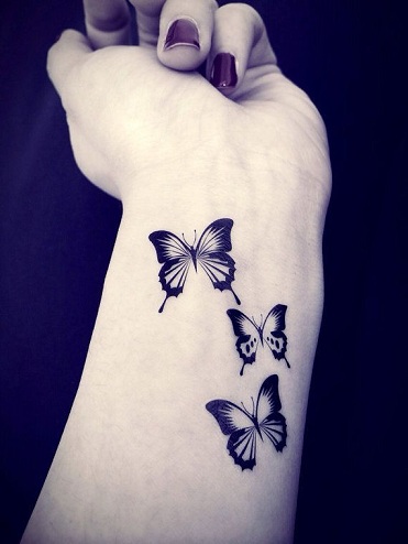 Μαύρο σχέδιο τατουάζ με στυλ πεταλούδας
