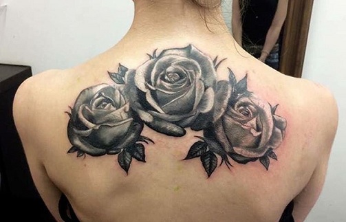 Musta kukka ruusu tatuointi suunnittelu