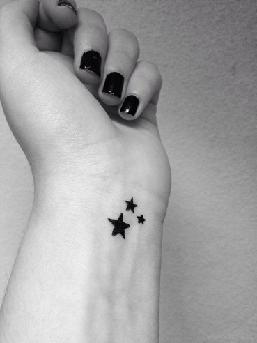 Musta tähtikuvioinen tatuointi