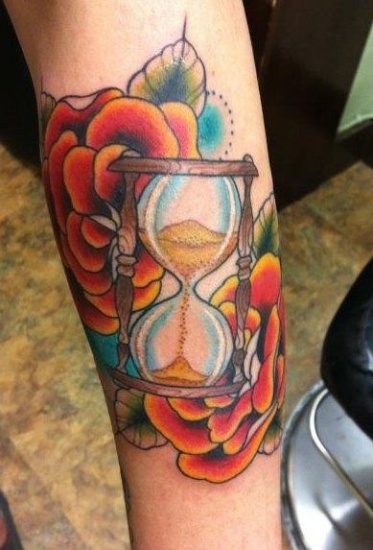 Värikäs Hourglass Tattoo Design