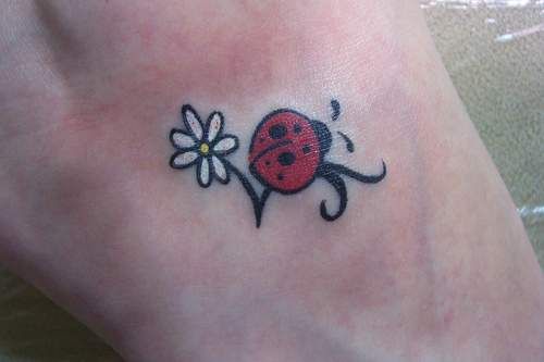 Pieni kukka Lady Bug Tattoo Design