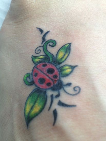 Pieni mittakaava Lady Bug Tattoo Design