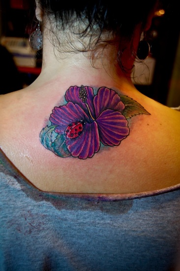 Hibiscus kanssa leppäkerttu tatuointi suunnittelu