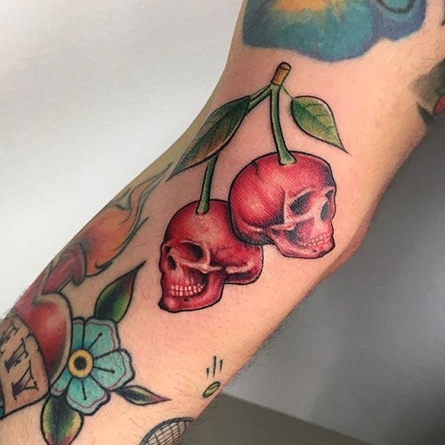 Kirsikka kallo -tatuoinnilla