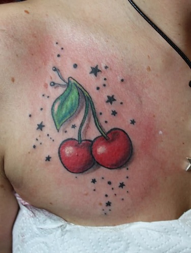 Kirsikka tähtikuvioisella tatuoinnilla