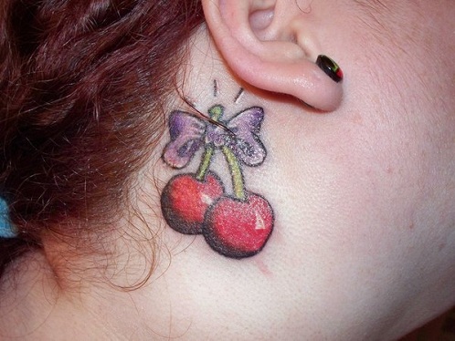 Kumarru kirsikka -tatuoinnin päälle