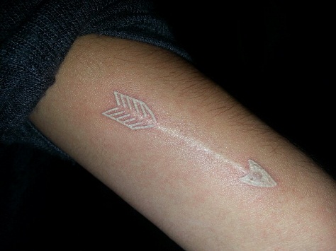 Arrow -tyylinen valkoinen tatuointisuunnittelu