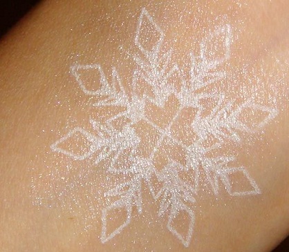 Lumihiutale tatuointi valkoisena
