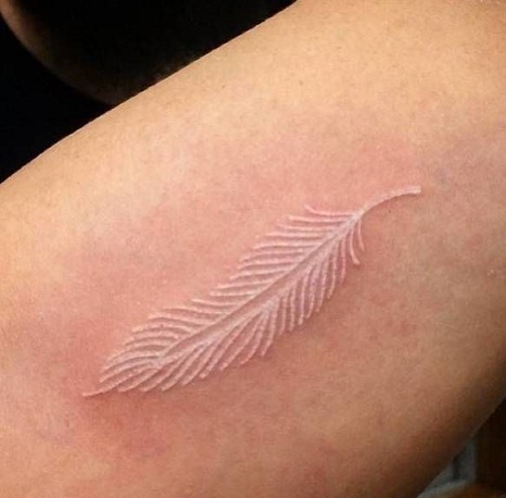 Feather Tattoo valkoisella kuvioinnilla