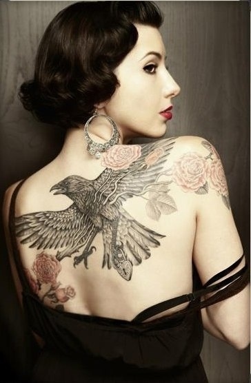 Σχέδιο τατουάζ Raven στην πλάτη