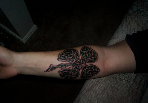 Kyynärvarren shamrock -tatuointi