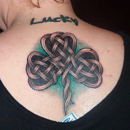 Celtic Shamrock Tattoo στην πλάτη