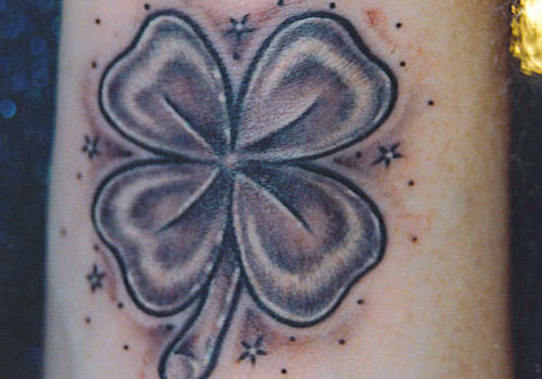 Shamrocks ja tähtien tatuointi