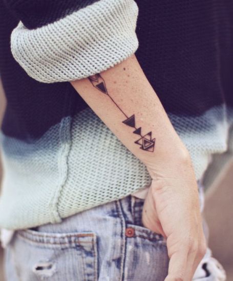 Nuolen geometriset pienet tatuoinnit ranteessa