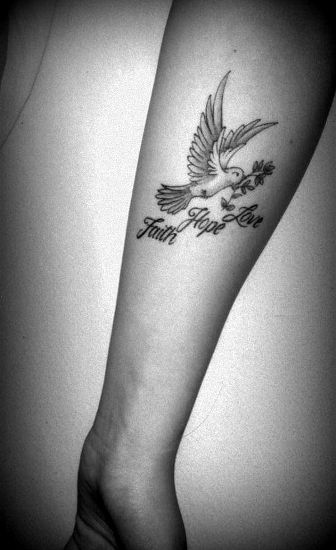 Pienet lintu tatuoinnit ranteessa