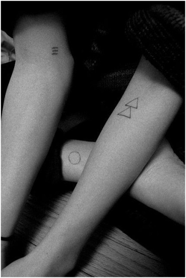 Funky geometrinen kuvio Pienet tatuoinnit ranteessa