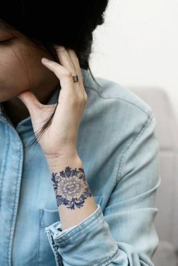 Pienet kukkakuvioiset tatuoinnit ranteessa