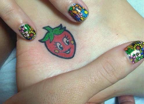 Katy Perryn mansikatatuointi