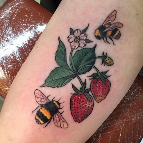 Kaksinkertainen mansikan tatuointi