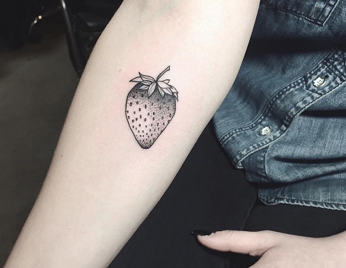 Mustavalkoinen mansikan tatuointi