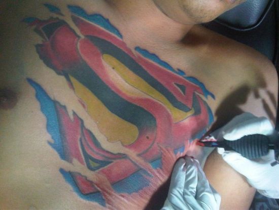 Λαμπερό σχέδιο τατουάζ Superman