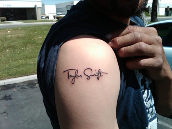 taylor swift Autograph -tatuointi