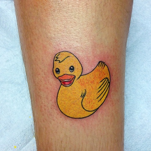 Keltainen ankka pieni tatuointi