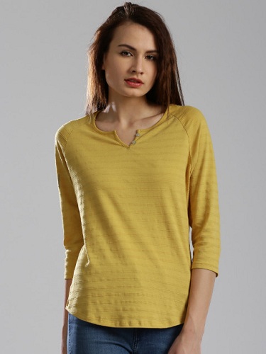 Κομψά κίτρινα μπλουζάκια για γυναίκες