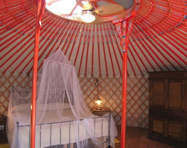 Glampingplatser Italien yurt installation himmelsäng el
