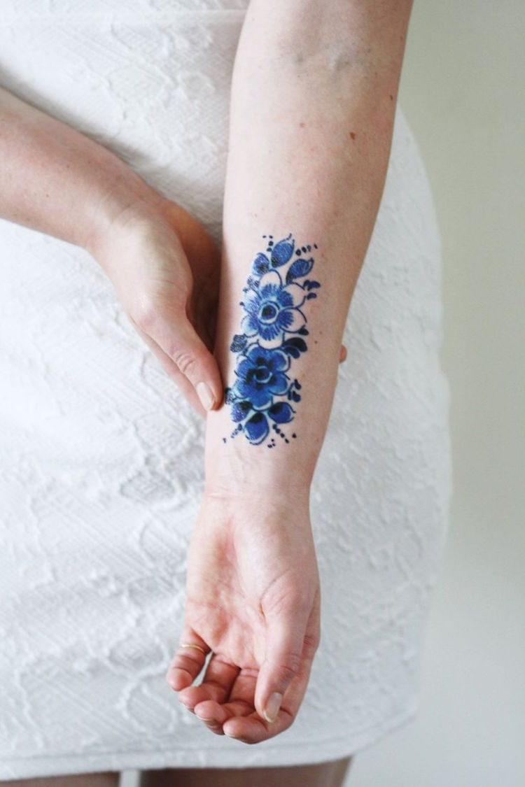 tatueringar kvinnor underarm inuti blå blommor blommig