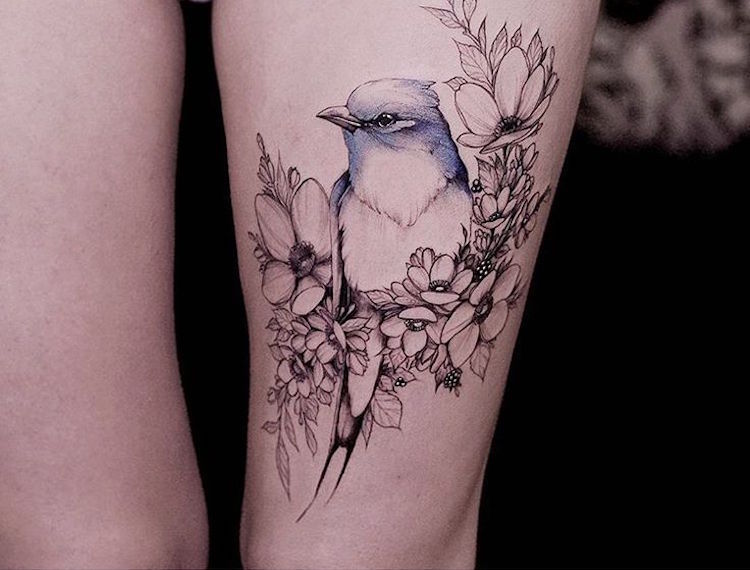 tatueringar kvinnor lår realistiska blå svälja svart