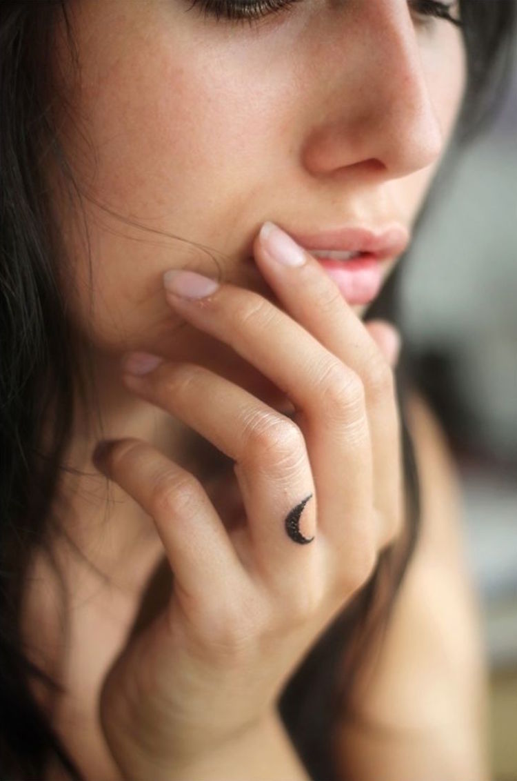 tatueringar kvinnor fingrar små fina minimalistiska karaktärer