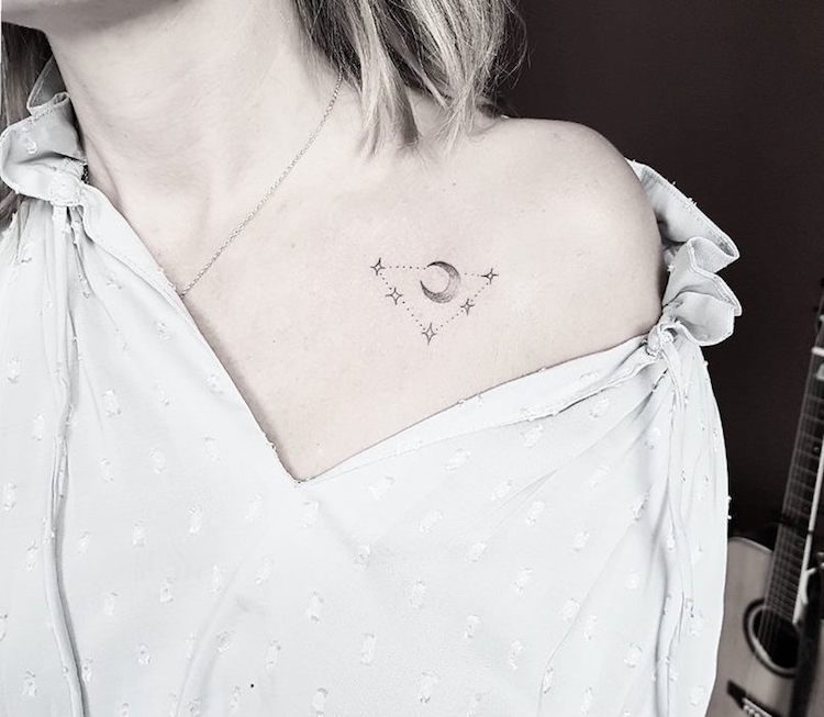 tatueringar kvinnor axel minimalistiska himmelska kroppen måne