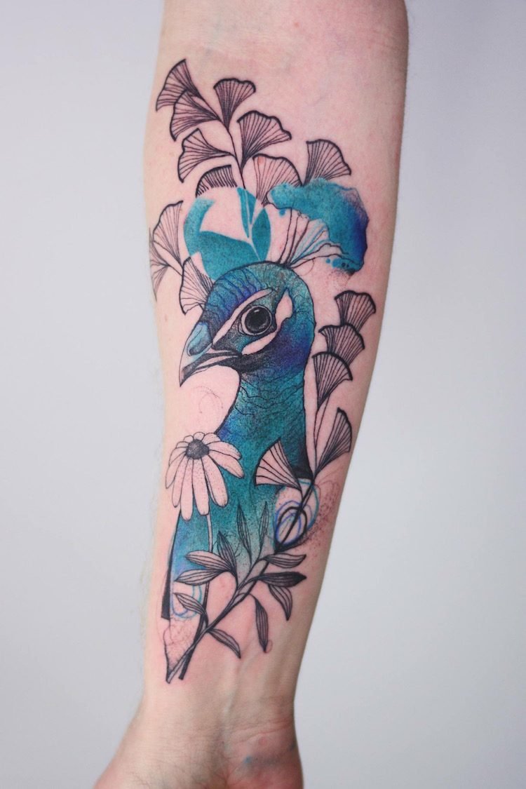 Tatueringar kvinnor underarm inne realistisk fågel påfågel