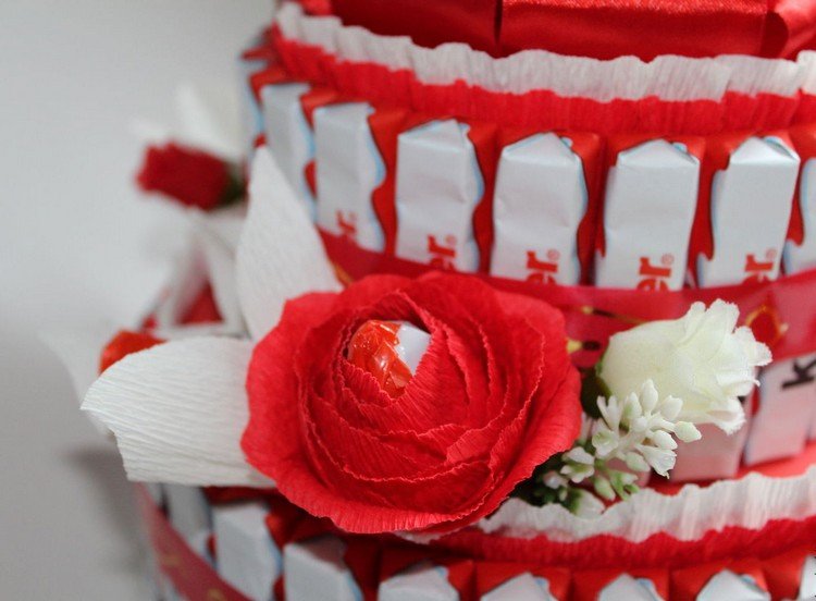 Tårta gjord av sötsaker dekoration-crepe papper-papper ros-praline-barn-chocobons