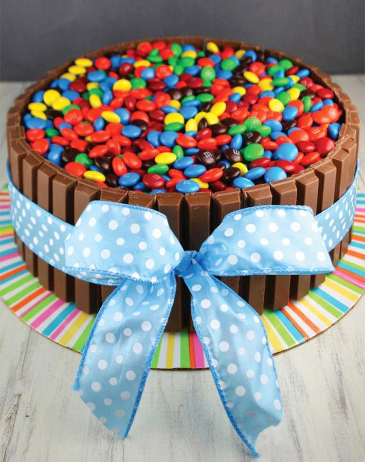 tårta-godis-färgade-choklad-linser-mnm-kitkat-stora-band