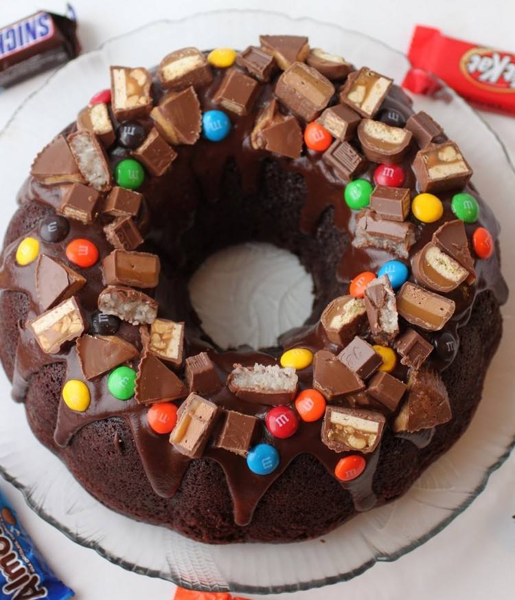tårta-godis-tårta-förbereda-kitkat-snickers-mms-choklad-glasyr-dekoration