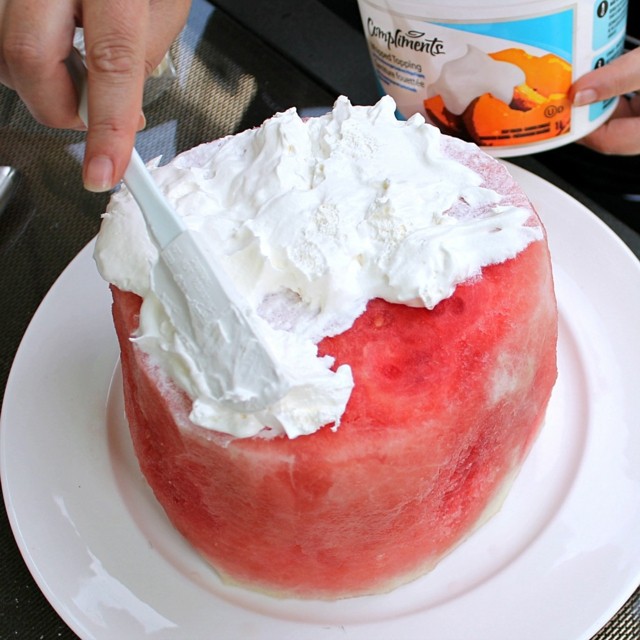 vattenmelon grädde sprida tårta baka